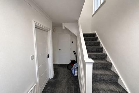 4 bedroom semi-detached house to rent, Desborough Avenue, Hp11