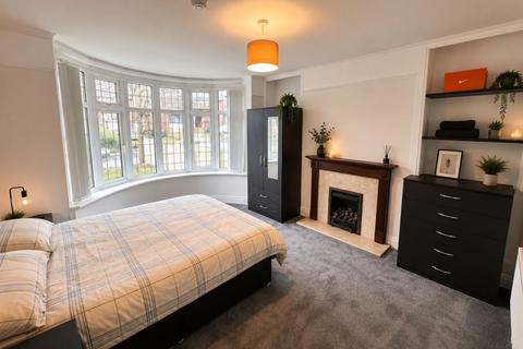 4 bedroom semi-detached house to rent, Desborough Avenue, Hp11