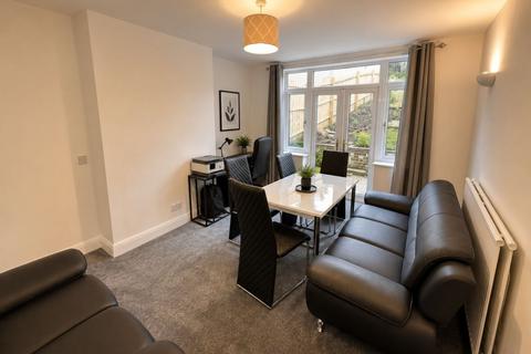 4 bedroom semi-detached house to rent, Desborough Avenue, Hp11