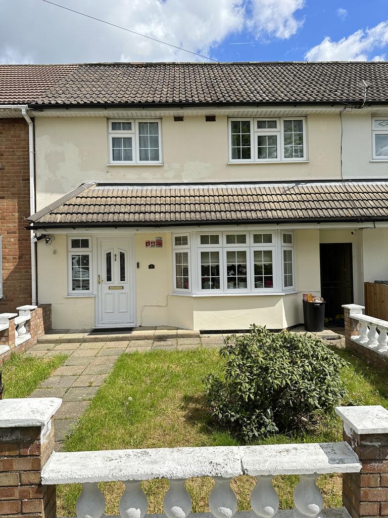 Bouchier Walk, Rainham RM13 4 bed terraced house £1,900 pcm (£438 pw)