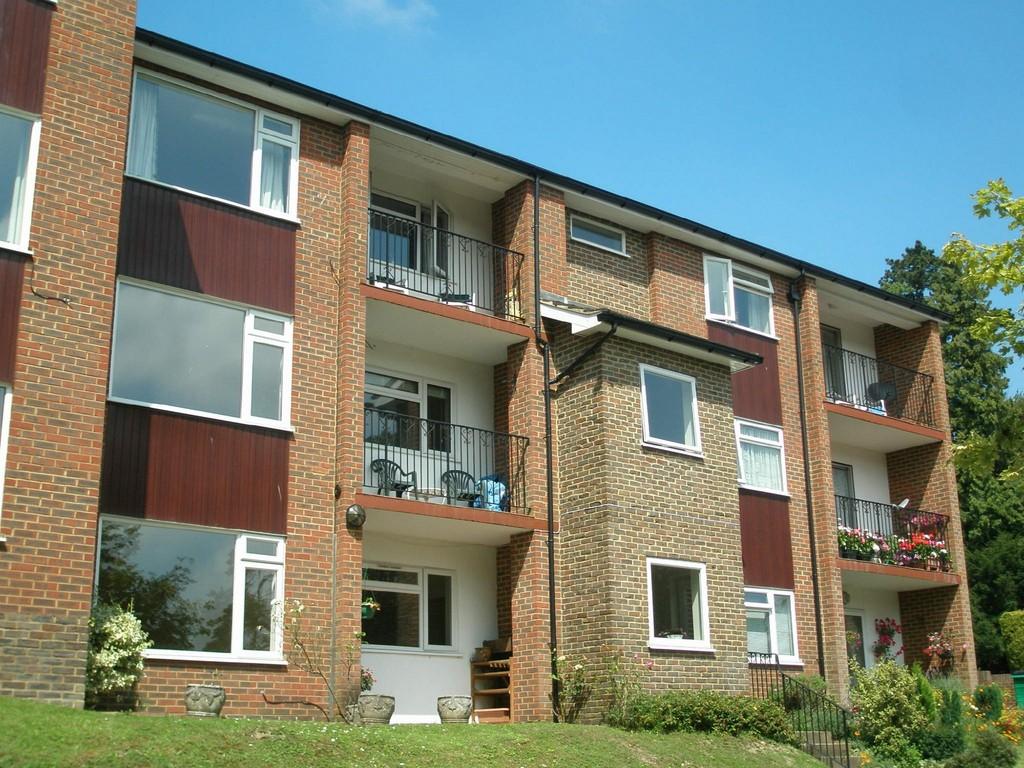 Caterham Valley 1 bed flat £1,150 pcm (£265 pw)