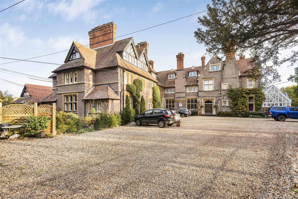 Maidenhatch, Pangbourne, RG8 2 bed flat £340,000