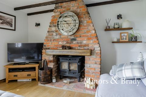 3 bedroom cottage for sale - The Street, Hindolveston