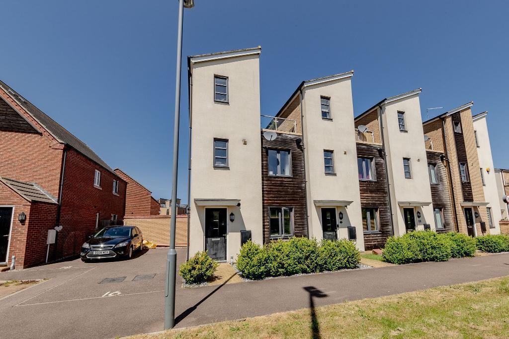 Oakridge Park, Milton Keynes MK14 2 bed end of terrace house £285,000