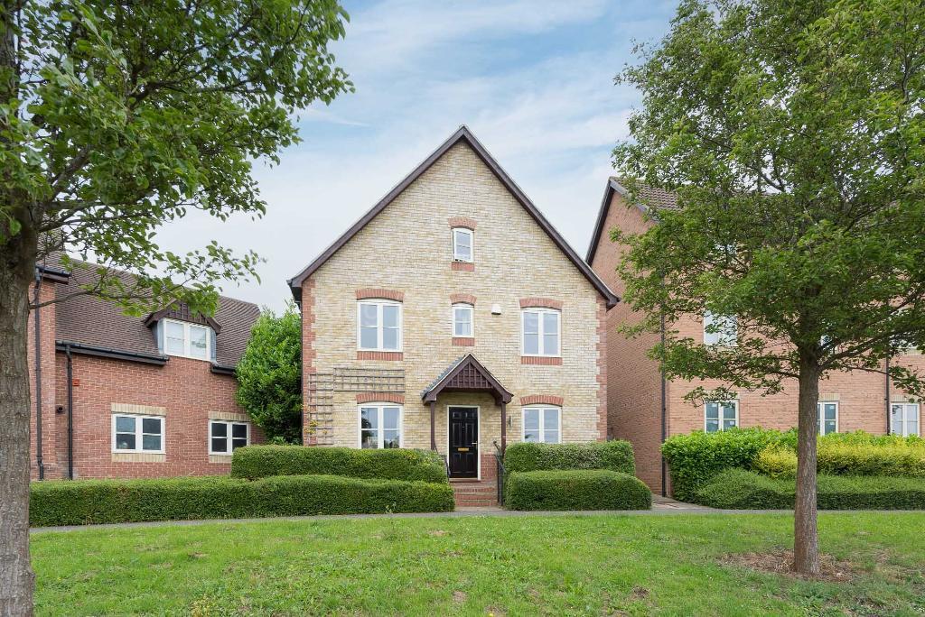 Monkston Park, Milton Keynes MK10 6 bed detached house £820,000