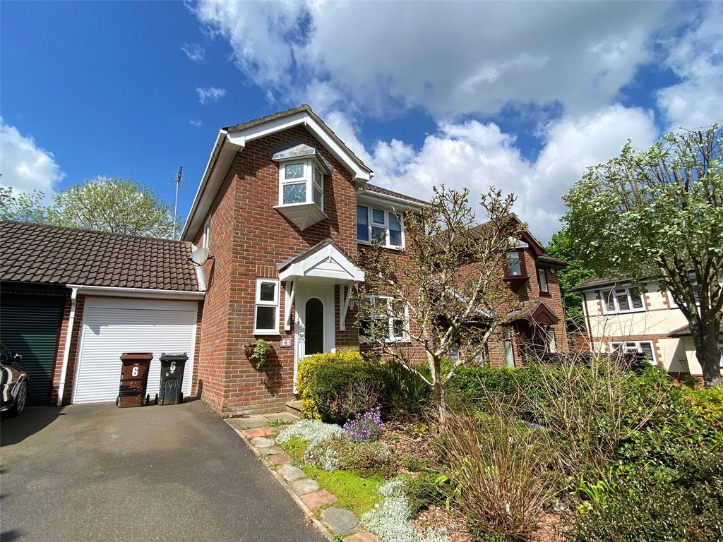 Farrier Close, Ashford, Kent, TN25 3 bed link detached house £1,400