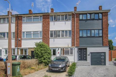 25 The Vale, Brentwood, CM14 4UP