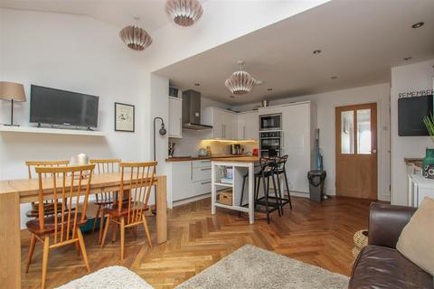 25 The Vale, Brentwood, CM14 4UP