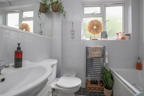 25 The Vale, Brentwood, CM14 4UP