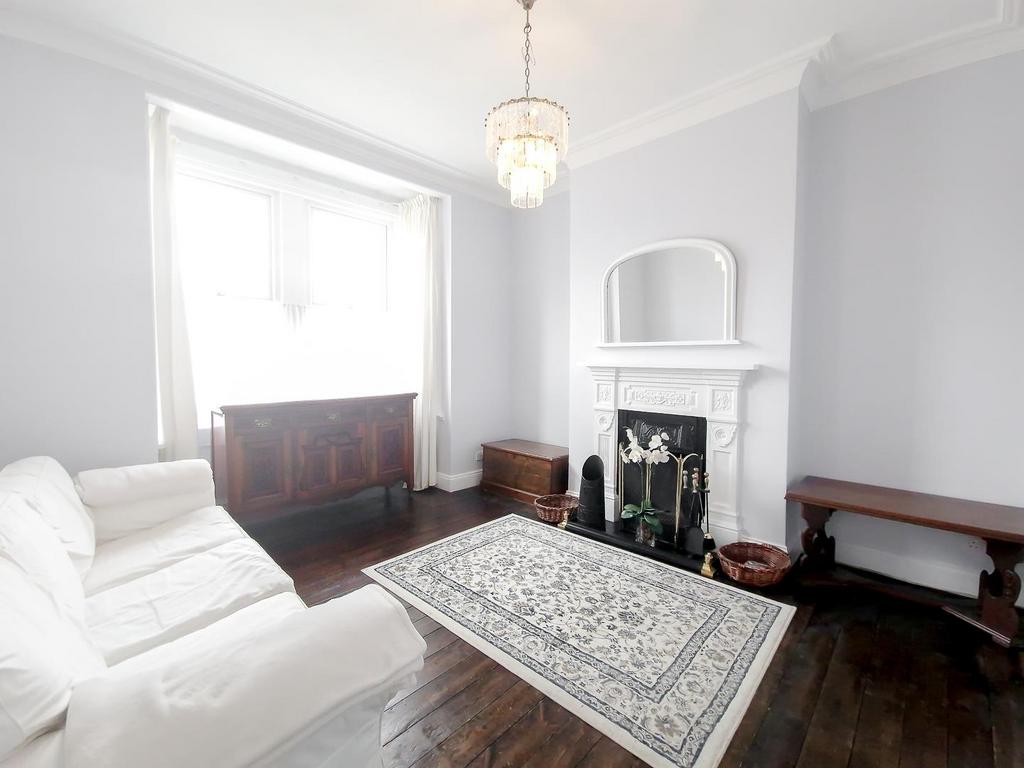 Squires Lane, N3 3 bed terraced house £2,297 pcm (£530 pw)