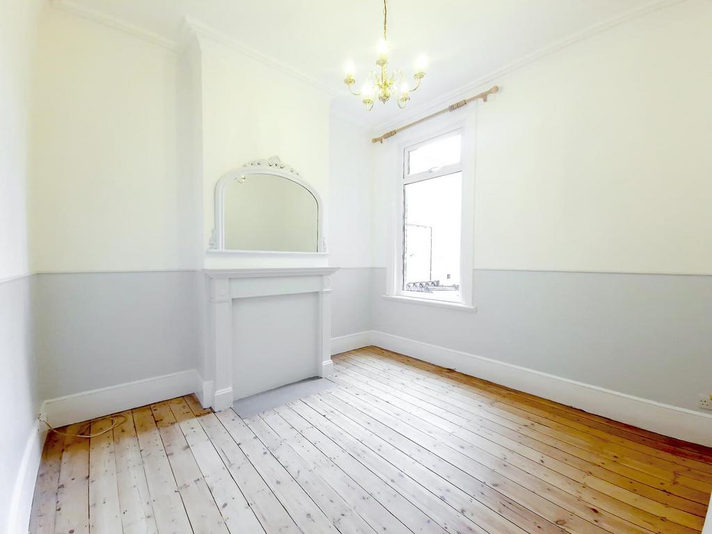 Squires Lane, N3 3 bed terraced house £2,297 pcm (£530 pw)