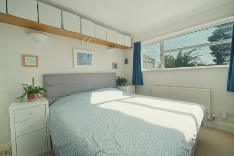 14 Meadow Close, London, SE6 3NW