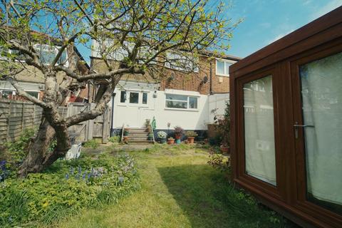 14 Meadow Close, London, SE6 3NW