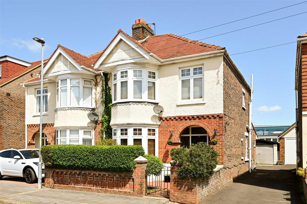 Oakwood Road, Portsmouth 3 bed semidetached house £360,000