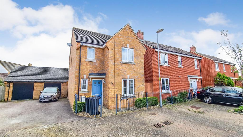 Meadfoot Place, Brickhill, Bedford 3 bed detached house for sale £350,000