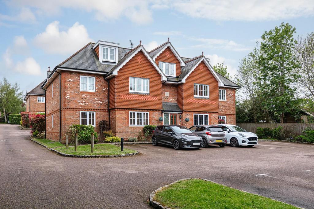 Highdown Close, Banstead 2 bed flat for sale £375,000