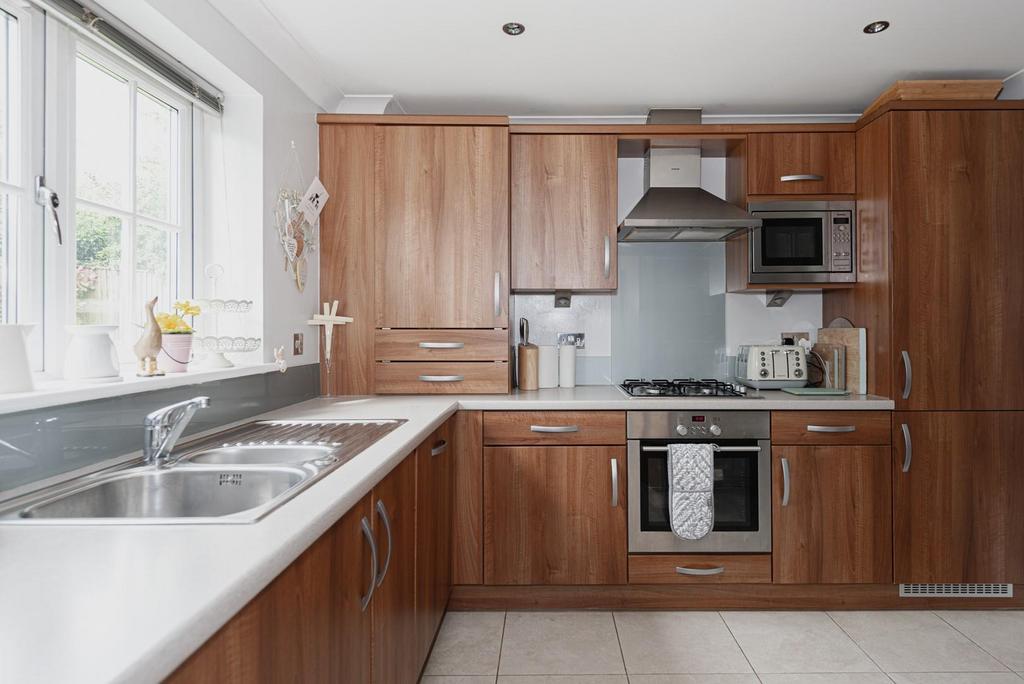 Highdown Close, Banstead 2 bed flat for sale £375,000