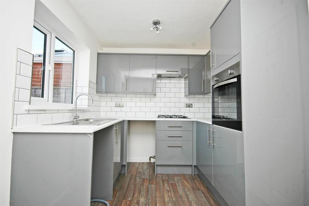 Clifton Avenue, Wakefield WF3 2 bed semidetached house £875 pcm (£