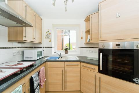 1 bedroom apartment for sale - Martello Court, Jevington Gardens, Eastbourne, East Sussex, BN21 4SD