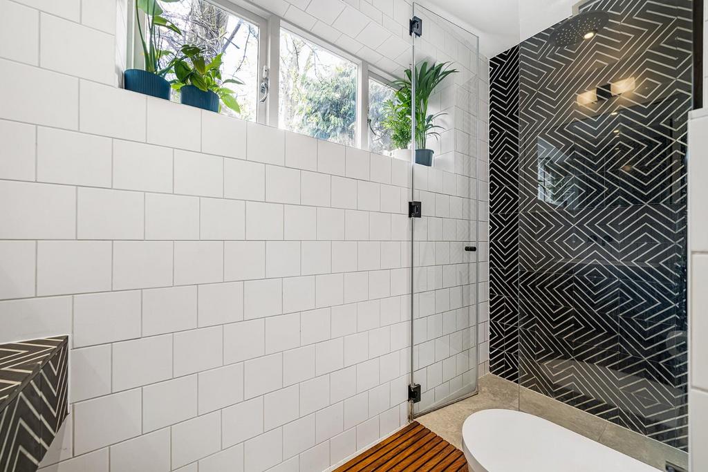 Bedroom 2 ensuite.jpg