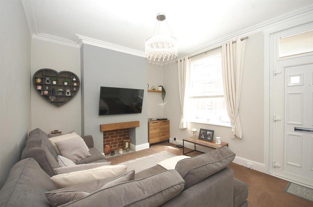 Lyndon Avenue, Garforth, Leeds 3 bed end of terrace house £200,000