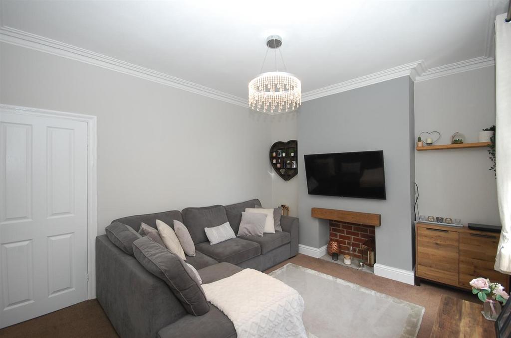 Lyndon Avenue, Garforth, Leeds 3 bed end of terrace house £200,000