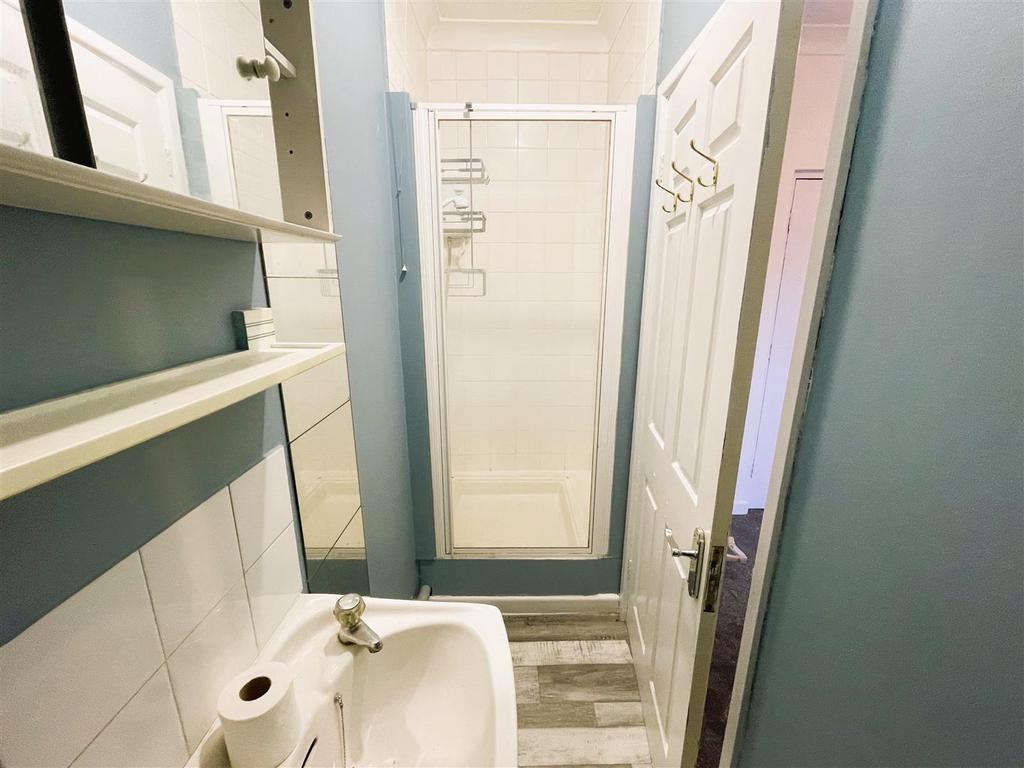 9a gwen rhian court shower room.jpeg