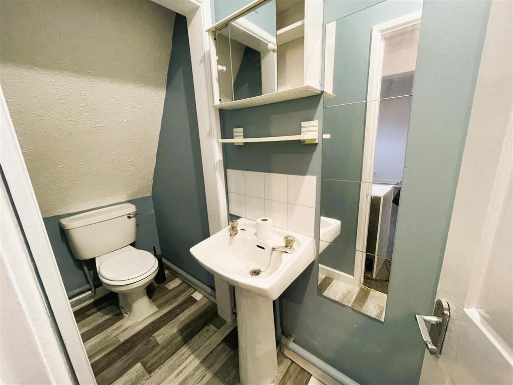9a gwen rhian court shower room 2.jpeg