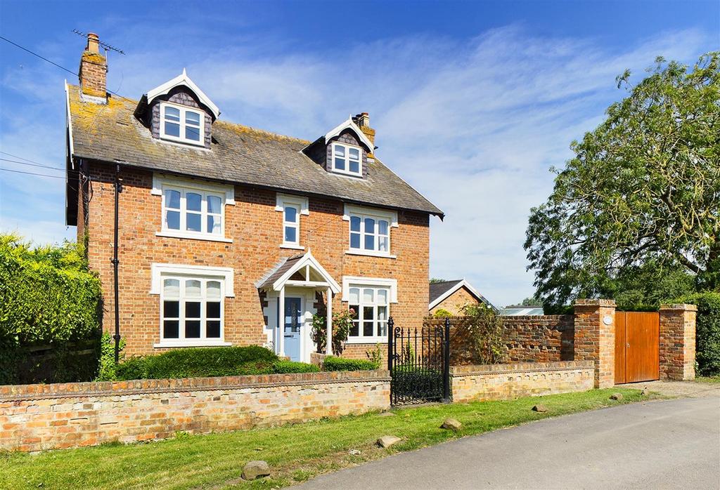 Dunnington, East Yorkshire, YO25 8EG 4 bed detached house for sale £