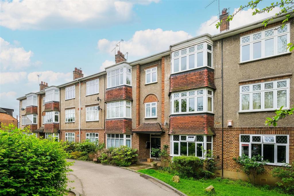 Goldings Hill, Loughton 2 bed apartment for sale £375,000