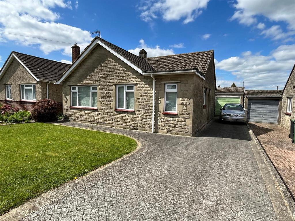Sadlers Mead, Chippenham 3 bed detached bungalow for sale £380,000