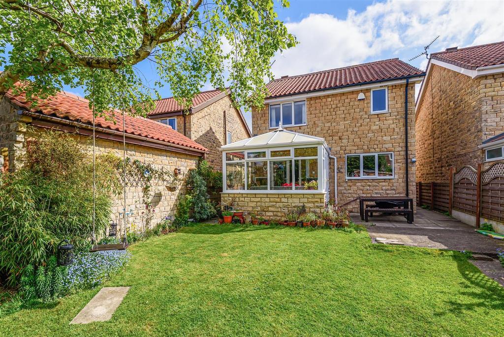 Eastfield Close, Tadcaster, North Yorkshire 3 bed detached house for