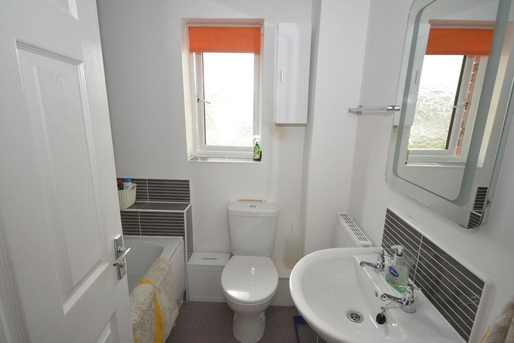 Bathroom 02.jpg