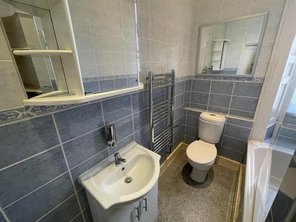 Bathroom 1.jpg