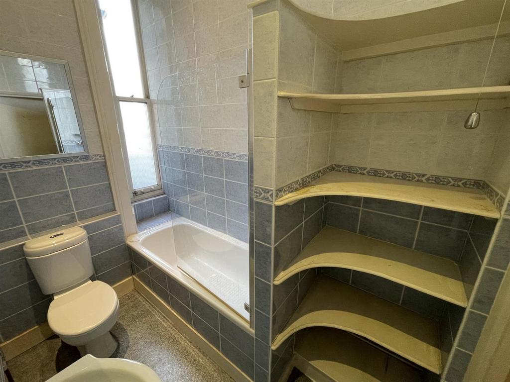 Bathroom 2.jpg