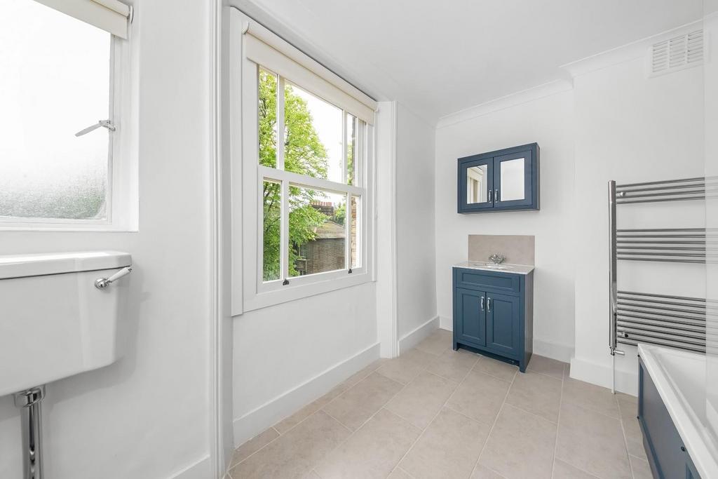 Lewisham High Street, London 3 bed flat to rent £3,000 pcm (£692 pw)