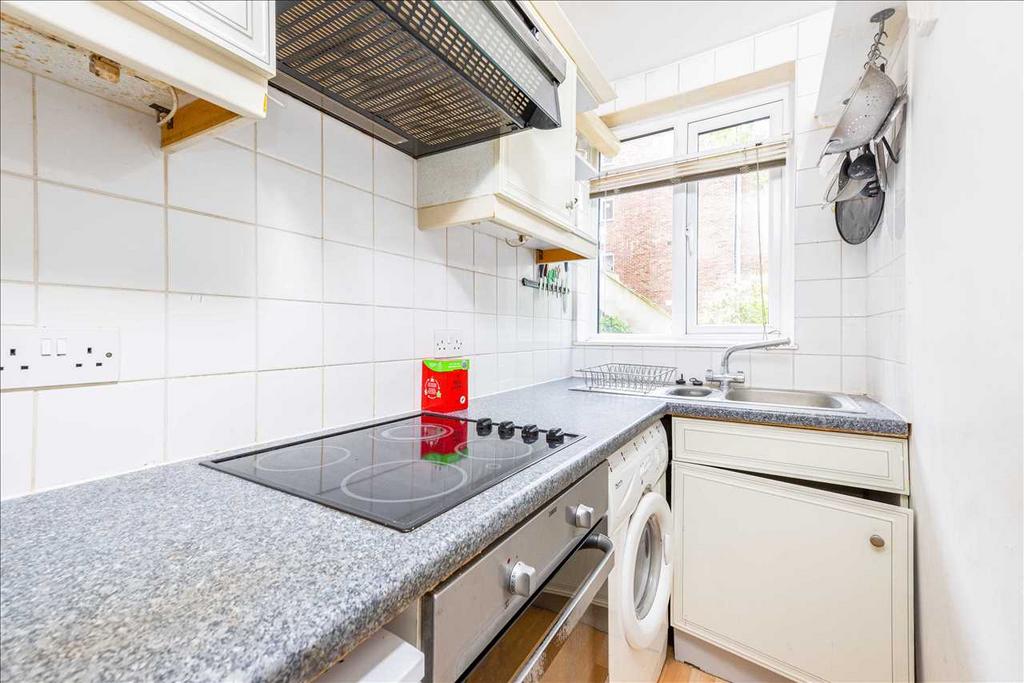 Harwood Court, Upper Richmond Road... 1 bed apartment £1,250 pcm (£