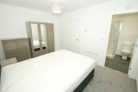 3 bedroom apartment to rent, Phoenix Road, London, NW1