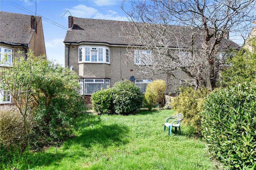 Front Lane, Upminster, RM14 2 bed apartment for sale £300,000