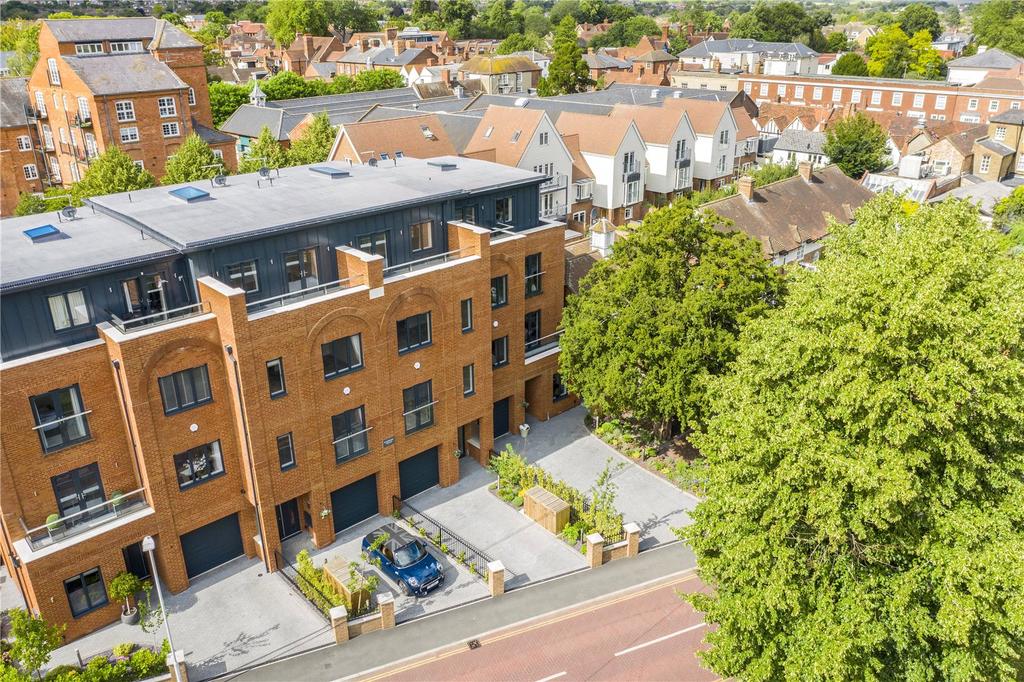 Riverpark Villas, Pound Lane, Marlow, Buckinghamshire, SL7 4 bed end of