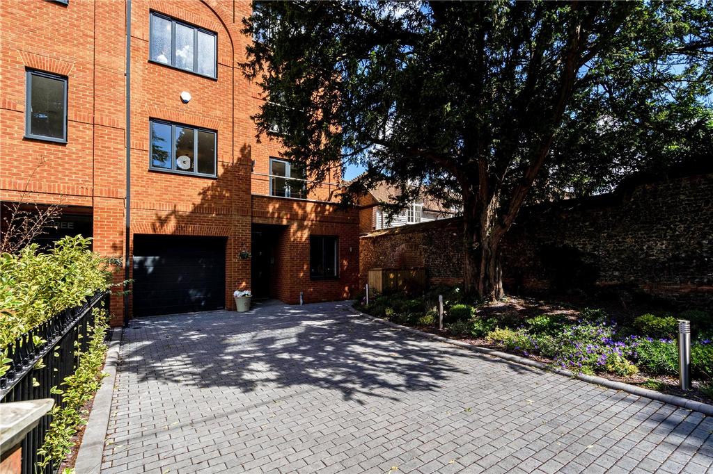 Riverpark Villas, Pound Lane, Marlow, Buckinghamshire, SL7 4 bed end of