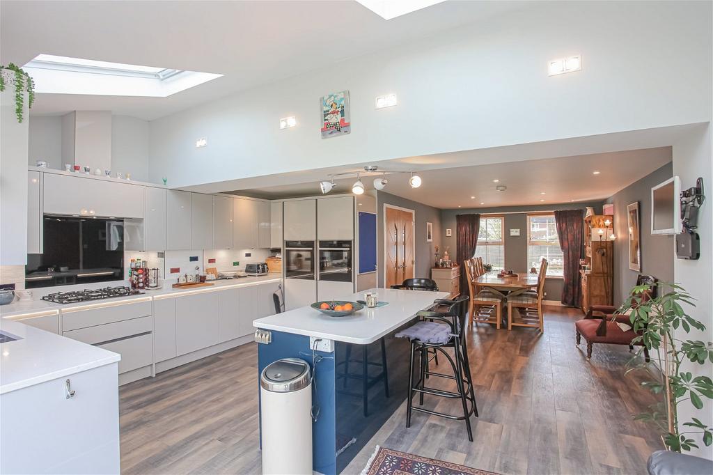 Waller Drive, Banbury 3 bed detached house £599,950
