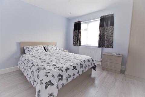 1 bedroom in a house share to rent, Fremantle Road, Barkingside IG6 2BD