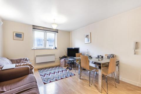 2 bedroom flat to rent, City Walk, Leeds, West Yorkshire, UK, LS11