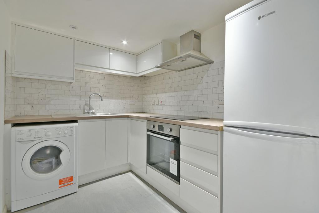Rotherhithe New Road, London SE16 3 bed flat £2,400 pcm (£554 pw)