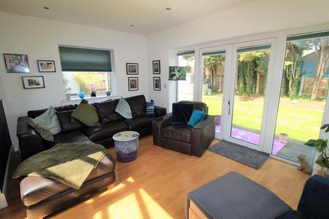 13 Willow Walk, Upminster, RM14 1XH