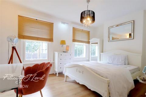 3 bedroom terraced house to rent, Portelet Road, E1