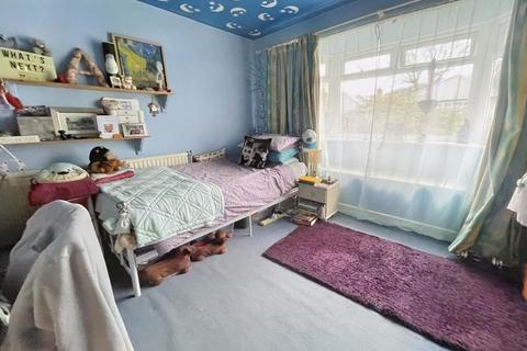 18 Beverley Gardens, Bournemouth, BH10 5EF