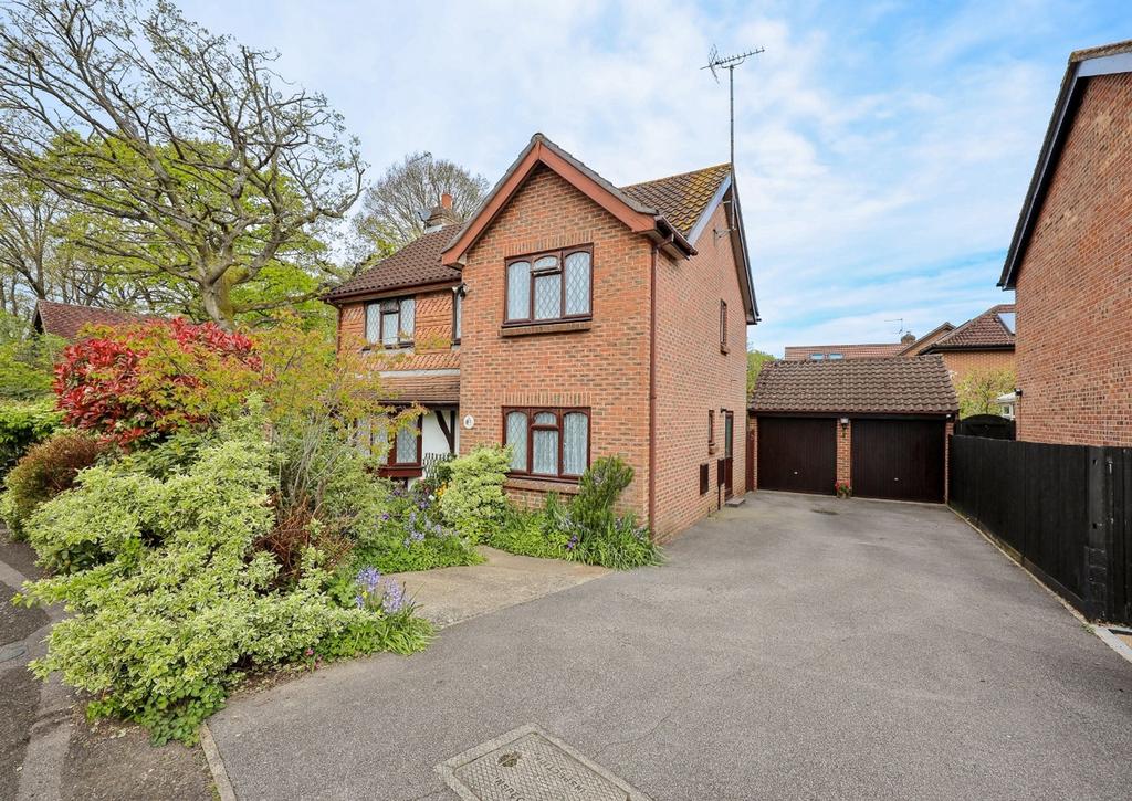 Charlwood Road, Burgess Hill, RH15 4 bed detached house for sale £550,000