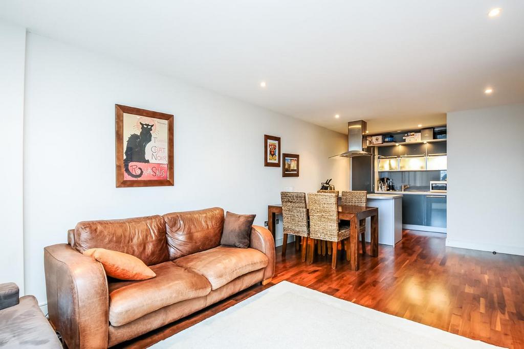 Balham Hill, Balham 2 bed flat for sale £600,000